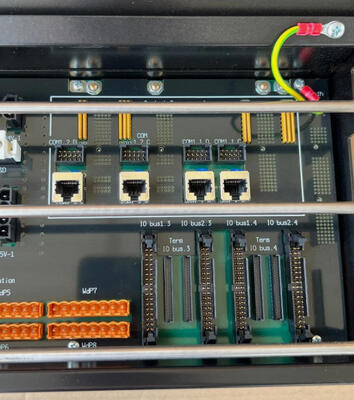 Honeywell FS-CPCHAS-0001 Chassis cho bộ xử lý điều khiển với 1: 1 Controller Redundancy và High-Speed Safety Bus