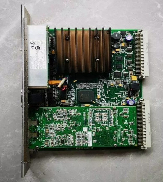 IC698CPE010 Đơn vị xử lý trung tâm GE CPU giao tiếp với I / O và Smart Option Module 300MHz Celeron Microprocessor